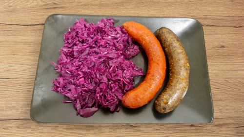 Disznótoros tál párolt almás-lilakáposztával